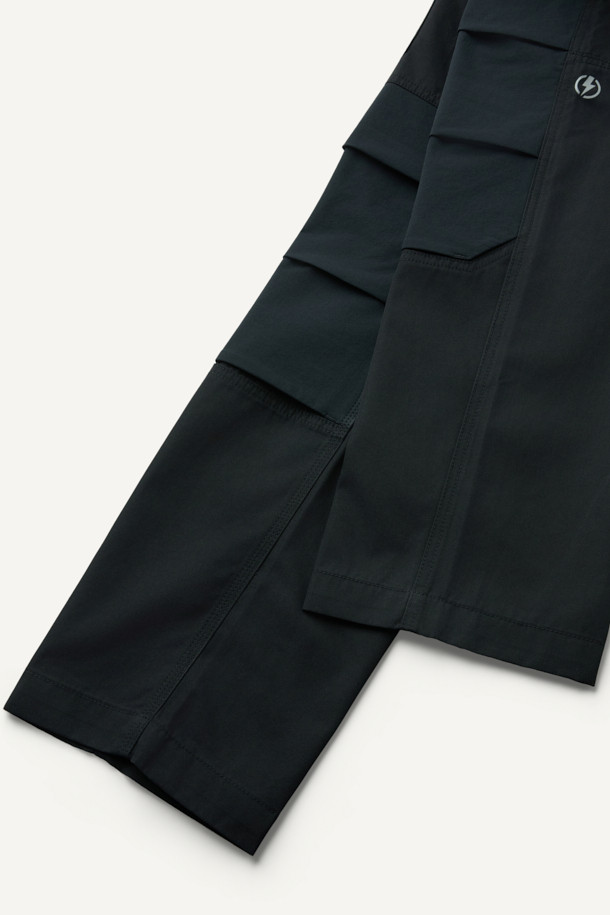 라이트워크 일렉트릭션 팬츠는 남성용 워크웨어 스타일의 워크팬츠입니다. 블랙 컬러의 면혼방 및 나일론 소재로 제작되어 봄, 여름, 가을에 착용하기 좋습니다. 컴포트핏으로 편안한 착용감을 제공하며, 무지 패턴에 중간 두께감으로 제작되었습니다. 작업 용도는 물론 일상에서도 활용 가능하며, 무릎 패드 탈부착, 총 8개의 포켓, YKK 지퍼, D링, 툴 파우치 호환 등의 기능으로 실용성을 높였습니다. 출근룩, 워크샵룩, 캠핑룩 등 다양한 TPO에 미니멀하고 캐주얼하게 스타일링할 수 있습니다.
