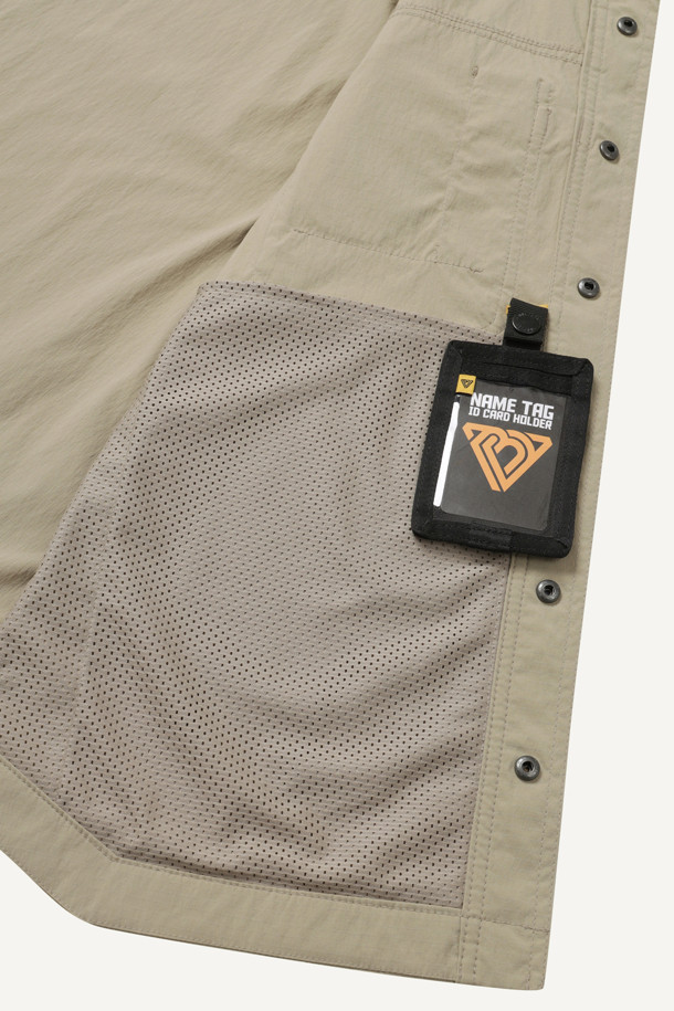 라이트워크 코듀라 셔켓은 워크웨어와 일상 모두 소화 가능한 남녀 공용 셔켓입니다. 베이지 색상으로 출시되었으며, 봄, 가을, 겨울 세 계절 모두 활용 가능합니다. 얇은 두께감에 코듀라, 나일론, 스판덱스 혼방 소재를 사용하여 방수, 신축성, 내구성, 내마모성까지 갖췄습니다. 컴포트핏 레귤러 기장으로 편안한 착용감을 제공하며, 8개의 포켓 시스템과 소매 롤업 기능, 금속 스냅 버튼, 볼펜 홀더, 다용도 고리 등 실용적인 디테일이 돋보입니다. 캐주얼, 워크웨어, 미니멀 스타일을 즐겨 입는 분들께 추천합니다.
