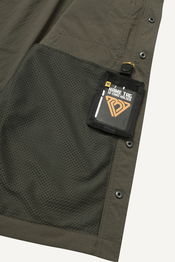 라이트워크 코듀라 셔켓은 봄, 가을, 겨울 세 계절 모두 활용 가능한 공용 셔켓입니다. 캐주얼, 스포티, 워크웨어 스타일을 아우르는 디자인으로, 일상, 워크, 출근룩, 워크샵룩, 가을 나들이룩 등 다양한 TPO에 적합합니다. 방수, 발수 기능을 갖춘 코듀라, 나일론, 스판덱스 혼방 소재로 제작되어 활동성과 편안함을 제공하며, 컴포트핏으로 편안한 착용감을 선사합니다. 카키, 올리브 두 가지 색상으로 출시되었으며, 얇은 두께감과 긴 소매 기장이 특징입니다. 8개의 수납 포켓, 소매 롤업 기능, 금속 스냅 버튼, 액션 플리츠, 펜 홀더, 다용도 고리 등 실용적인 디테일이 돋보입니다.
