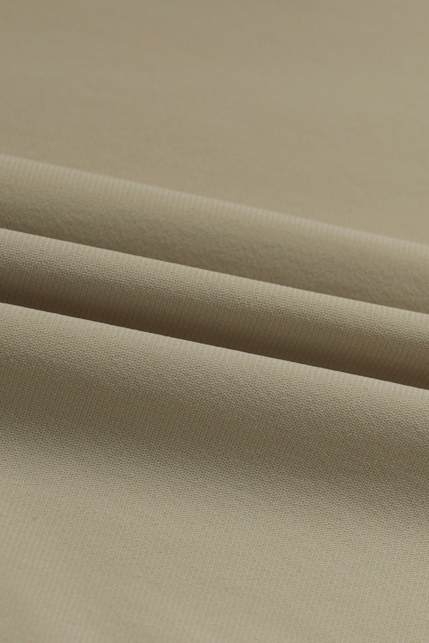 베이지 컬러의 워크 쿨링 폴로 반팔 티셔츠입니다. 스포티한 스타일로 작업용 및 일상복으로 활용 가능하며, 여름철 시원하게 착용할 수 있습니다. 나일론과 폴리우레탄 혼방 소재로 제작되어 부드러운 촉감과 뛰어난 신축성을 자랑하며, 흡습, 냉감, 속건, 통기성 기능을 제공합니다. 스탠다드핏, 반소매, 폴로넥 디자인에 얇은 두께로 제작되었으며, 펜꽂이 포켓, 벨크로 시스템, 재귀반사 프린트, 메쉬 소재를 적용하여 실용성을 높였습니다. 출근룩, 워크샵룩, 캐주얼, 미니멀 스타일을 선호하는 분들께 추천합니다.
