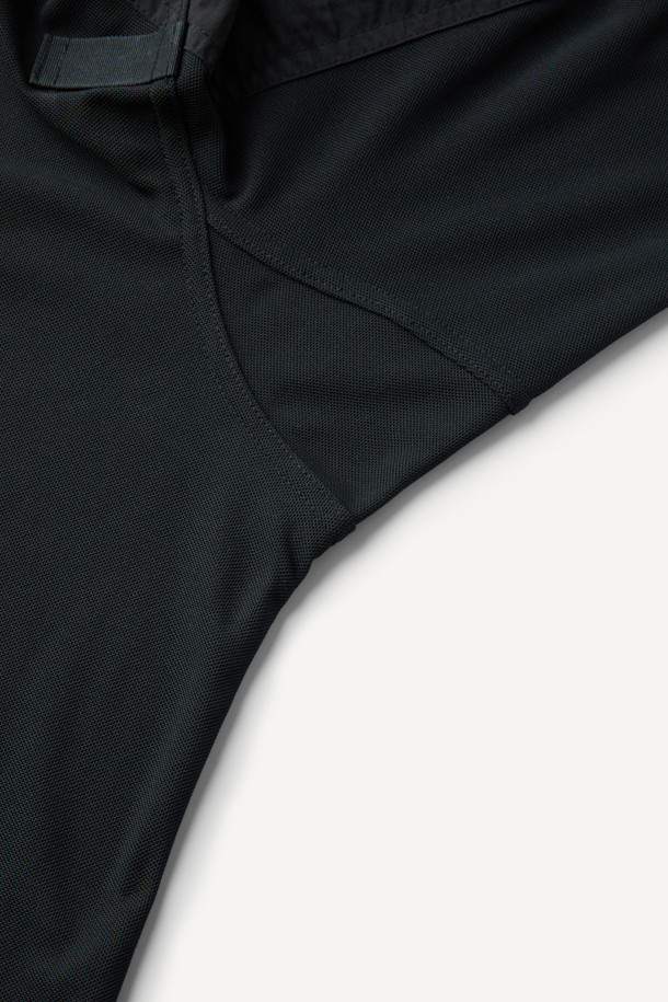 블랙 색상의 택티컬 폴로 긴팔 티셔츠입니다. 일상, 작업용, 출근룩, 여행룩, 워크샵룩 등 다양한 TPO에 적합하며, 캐주얼, 미니멀, 워크웨어 스타일을 연출할 수 있습니다. 나일론과 폴리에스테르 혼방 소재로 제작되어 흡습, 속건, 항균, 통기성, 신축성이 우수합니다. 밀리터리 무드의 스탠다드핏 폴로넥 디자인으로, 양쪽 가슴 펜 홀더, 소매 플랩 포켓, 벨크로 디테일, 사이드 밑단 트임, YKK 스냅 버튼, 벨크로 시스템 등 실용적인 특징을 갖추었습니다. 긴소매 기장의 무지 디자인으로, 레귤러 기장으로 제작되었습니다.
