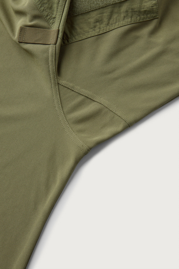 본 상품은 밀리터리, 스포티 스타일의 택티컬 폴로 긴팔 티셔츠입니다. 카키, 올리브 두 가지 색상으로 출시되었으며, 흡습, 속건, 항균, 통기성, 스트레치 기능으로 여름철에도 쾌적하게 착용 가능합니다. YKK 스냅 버튼, 펜 홀더, 벨크로 플랩 포켓, 사이드 밑단 트임, 벨크로 시스템, 내마모성 강화 등의 디테일이 돋보입니다. 출근룩, 워크샵룩, 여행룩 등 다양한 TPO에 활용 가능하며, 캐주얼, 스포티, 워크웨어 스타일을 연출할 수 있습니다. 스탠다드핏의 폴로넥 디자인으로 편안함과 활동성을 동시에 제공합니다.
