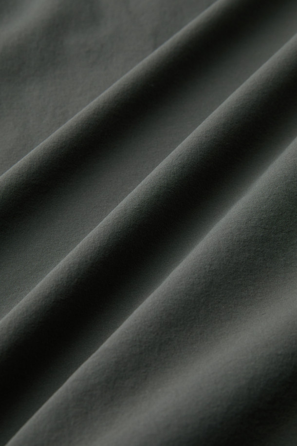 액티브 우븐 스트레치 스웻셔츠 V3는 스포츠 활동과 일상에서 모두 활용 가능한 스포티하고 캐주얼한 스타일의 상의입니다. 봄, 가을에 적합하며, 4WAY 스트레치 기능과 나일론 소재를 사용하여 활동성을 높였습니다. 생활 방수 기능과 DWR 발수 가공으로 갑작스러운 날씨 변화에도 대응할 수 있으며, 통기성과 속건 기능도 갖춰 쾌적함을 유지합니다. 컴포트핏 라운드넥 디자인에 무지 패턴, 긴 소매 기장이 특징이며, 벨크로 시스템, 양사이드 포켓, 펜 포켓을 더해 실용성을 더했습니다. 산책, 피트니스, 여행 등 다양한 TPO(Time, Place, Occasion)에 매치하여 미니멀한 스타일을 연출할 수 있습니다.
