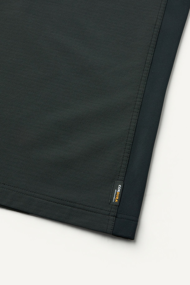 겨울철 따뜻함을 책임질 윈터 반집업 긴팔 티셔츠(코듀라)입니다. 코듀라, 스판덱스, 플리스 소재 혼방으로 뛰어난 내구성과 신축성, 부드러운 촉감과 보온성을 제공합니다. 안감은 플리스로 마감하여 한겨울에도 쾌적하게 착용 가능하며, 스포티하면서도 베이직한 디자인으로 일상, 워킹, 여행 등 다양한 TPO에 활용하기 좋습니다. YKK 지퍼, 지퍼 하단 쉘터 보강, 왼쪽 소매 펜꽂이 포켓, 양쪽 사이드 스트레치 배색, 소매단 접밴드 등 디테일한 디자인이 돋보입니다. 다크 그린 색상의 무지 패턴으로 미니멀하고 캐주얼한 스타일을 연출해보세요.
