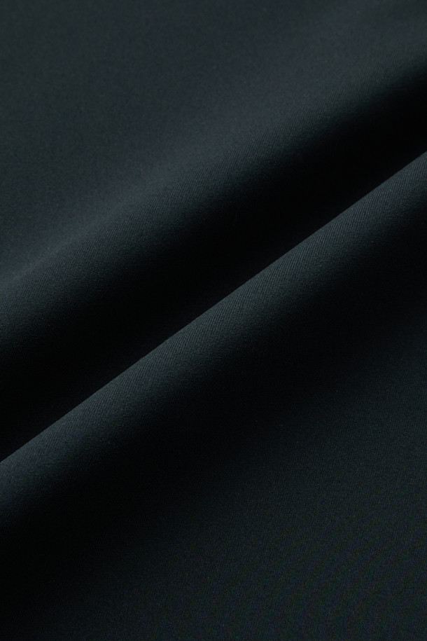 **윈터 기모 터틀넥 긴팔 티셔츠**는 겨울철 추위에도 따뜻함과 스타일을 동시에 잡을 수 있는 아이템입니다. 부드러운 기모 안감과 보온 기능을 갖춰 쌀쌀한 날씨에도 쾌적하게 착용 가능합니다. 데일리룩, 피트니스룩, 러닝룩 등 다양한 TPO에 활용할 수 있으며, 스포티, 미니멀, 캐주얼 스타일을 연출하기 좋습니다. 신축성이 우수한 폴리에스테르, 스판덱스 혼방 소재로 활동성을 높였으며, 손목 밴드 처리와 겨드랑이 액션 분량(거싯) 디테일로 편안한 착용감을 제공합니다. 블랙 색상에 무지 디자인으로 어떤 옷에도 쉽게 매치할 수 있으며, 귀걸이용 고리가 있어 편리합니다.
