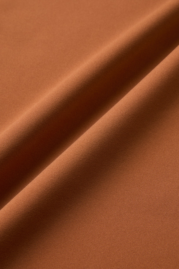 보온성과 활동성을 갖춘 윈터 기모 터틀넥 긴팔 티셔츠입니다. 부드러운 촉감의 폴리에스테르, 스판덱스 혼방 소재에 기모 안감을 더해 한겨울에도 따뜻하게 착용 가능합니다. 베이직 스타일의 무지 디자인으로 다양한 겨울 데일리룩과 스포츠 활동에 활용하기 좋습니다. 테크핏 핏과 긴소매, 터틀넥 디자인으로 보온성을 높였으며, 손목 밴드와 겨드랑이 액션 분량(거싯)으로 활동성을 더했습니다. 귀걸이용 고리 장착과 로고 전사가 돋보이는 미니멀, 캐주얼, 스포티 스타일의 티셔츠입니다.
