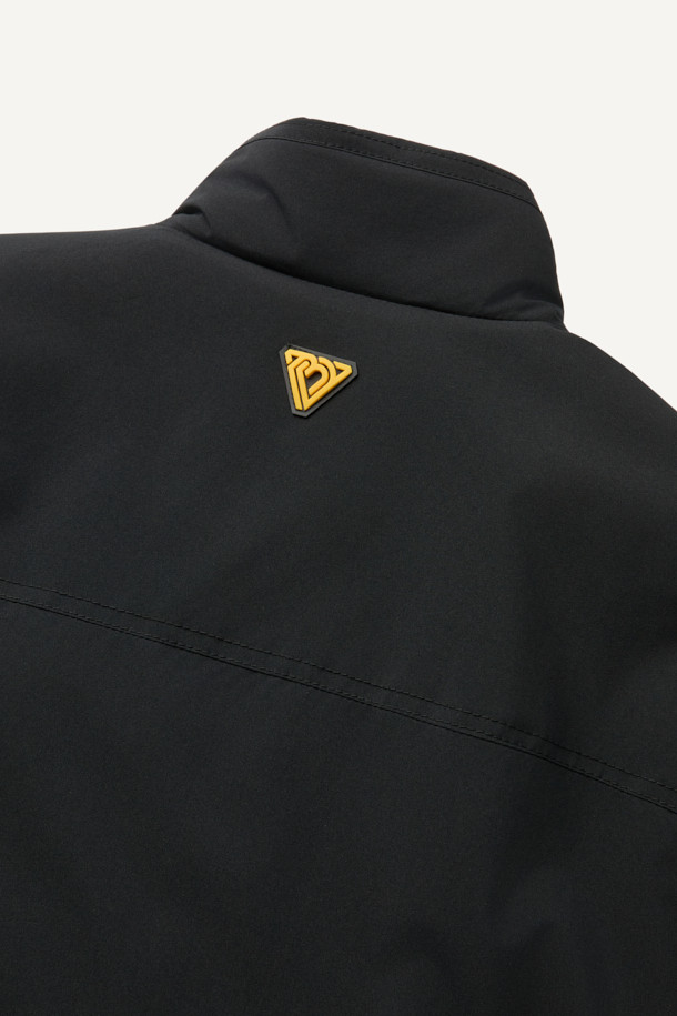 워크 경량 패딩은 캐주얼하고 스포티한 스타일의 겨울용 아우터입니다. 블랙 색상의 무지 디자인으로, 출근룩과 여행룩에 모두 활용하기 좋습니다. 나일론 소재로 제작되어 가볍고 부드러운 촉감을 선사하며, 두꺼운 두께감으로 뛰어난 보온성을 제공합니다. 생활 방수 기능과 투습 기능으로 쾌적함을 유지하며, 지퍼와 스냅으로 여밀 수 있습니다. 6개의 포켓과 스토퍼 디테일로 실용성을 더한 스탠다드핏 긴소매 패딩입니다.
