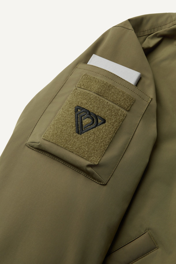 워크 MA-1 패딩 파카 V4는 일상과 워크웨어 스타일을 아우르는 남녀 공용 아우터입니다. 카키와 올리브 두 가지 색상으로 출시되었으며, 가을과 겨울에 따뜻하게 입을 수 있도록 두꺼운 두께감의 폴리에스테르 소재로 제작되었습니다. 컴포트핏으로 편안한 착용감을 제공하며, YKK 2WAY 지퍼, 13개 포켓, 후드 탈부착, 벨크로 시스템, 시보리 디테일, 아일렛 통기성 등 다양한 디테일이 돋보입니다. 생활방수, 방풍, 보온, 통기성 기능으로 실용성을 높였으며, 출근룩, 워크웨어, 스트리트, 미니멀 스타일을 즐겨 입는 분들께 추천합니다.
