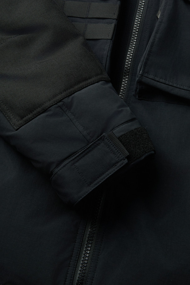 헤비듀티 퍼텍스 프리마로프트 워크 패딩 V3는 혹독한 겨울 날씨에도 끄떡없는 보온성을 제공하는 방한 패딩입니다. 방수, 투습, 보온, 발수, 경량 기능을 갖춘 프리마로프트 충전재와 튼튼한 퍼텍스, 코듀라 소재를 사용하여 제작되었습니다. 총 9개의 넉넉한 포켓과 겨드랑이 액션 분량, 몰리 시스템 적용으로 작업 시 편리함을 더합니다. 밀리터리, 스포티, 워크웨어 스타일을 아우르는 디자인으로 출근룩, 캠핑룩, 등산룩 등 다양한 TPO에 활용 가능합니다. 체열 반사 알루미늄 히팅 안감으로 보온성을 극대화하여 추운 겨울철에도 따뜻하게 활동할 수 있습니다.
