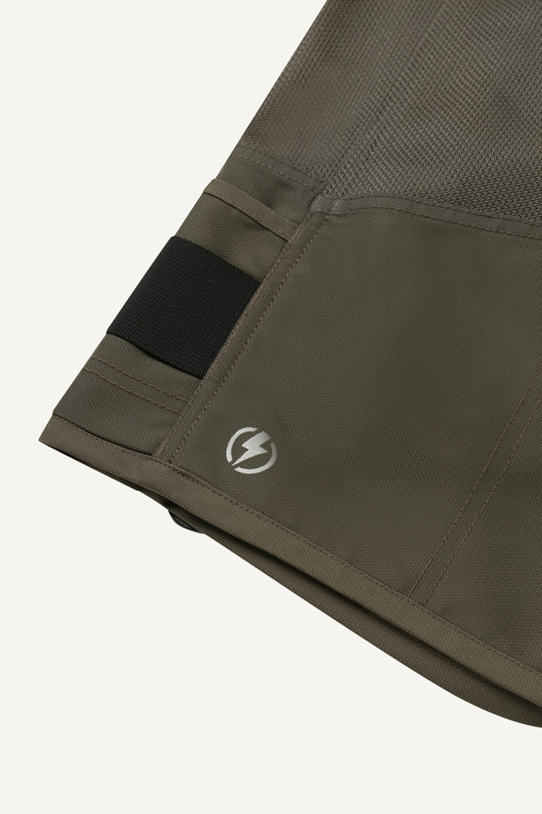 일렉트릭션 베스트는 작업용 또는 일상생활에서 활용 가능한 남성용 베스트입니다. 카키와 블랙 두 가지 색상으로 제공되며, 봄, 여름, 가을 계절에 착용하기 좋습니다. 워크웨어 스타일의 레귤러핏으로 디자인되었으며, 브이넥과 민소매 디자인이 특징입니다. 두꺼운 두께의 도비/메쉬 혼방 소재로 제작되어 뻣뻣한 촉감을 제공하며, 통기성과 수납 기능을 갖췄습니다. 총 12개의 포켓, YKK 스냅/지퍼, 다용도 몰리 시스템, D링 3개, 내구성 강화, 전기공 전용 디자인 등 다양한 특징을 갖춘 실용적인 아이템입니다.
