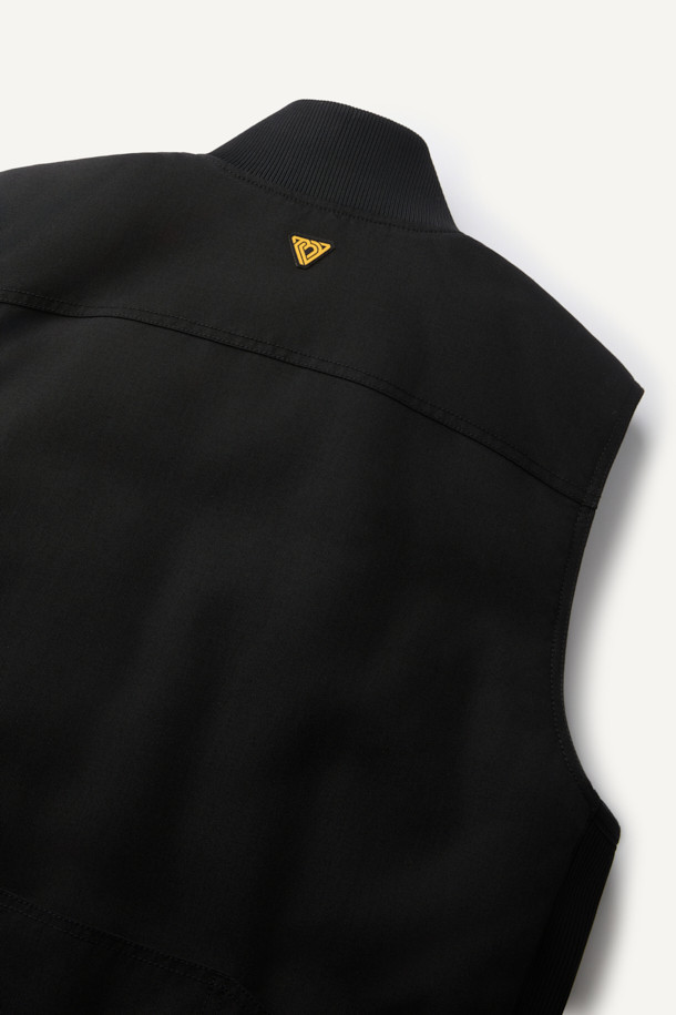 헤비듀티 패딩 베스트는 혹독한 겨울 날씨에도 끄떡없는 보온력을 제공하는 남녀 공용 아우터입니다. 블랙 컬러의 무지 디자인에, 스포티와 밀리터리 스타일을 결합하여 일상 및 아웃도어 활동에 모두 적합합니다. 튼튼한 코듀라와 나일론 소재를 사용하여 내구성과 내마모성을 높였으며, 두꺼운 두께감과 부드러운 촉감이 특징입니다. YKK 스냅/지퍼, 웨빙 테이프 디테일, 벨크로 포켓, 다중 포켓 구성, 고기능성 패딩 충전재 등이 적용되어 뛰어난 기능성을 자랑합니다. 스포티, 워크웨어, 미니멀 스타일을 추구하는 분들께 겨울 데일리룩과 캠핑룩에 완벽한 선택이 될 것입니다.
