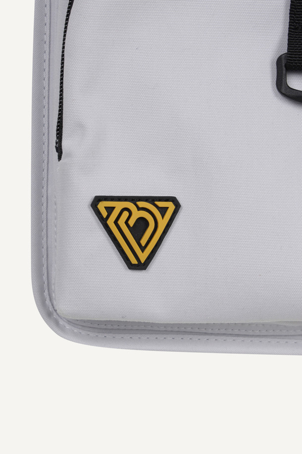 워크 페인터 벨트는 작업 시 편리함을 더하는 실용적인 아이템입니다. 튼튼한 나일론과 폴리에스테르 소재로 제작되어 내구성이 뛰어나며, 작업용, 페인팅, 미장 등 다양한 용도로 활용 가능합니다. 화이트와 블랙 두 가지 색상으로 출시되었으며, 수납, 탈부착, 커스터마이징 기능을 제공합니다. 대형 메인 파우치, 좌/우측 보조 파우치로 넉넉한 수납공간을 확보하고, D링, 벨크로, 와펜 디테일로 포인트를 더했습니다. 40mm 웨빙과 PU 코팅으로 고정력과 내구성을 강화하여 워크웨어, 고프코어, 캐주얼 스타일의 캠핑룩, 가을 나들이룩, 워크샵룩에 잘 어울립니다.
