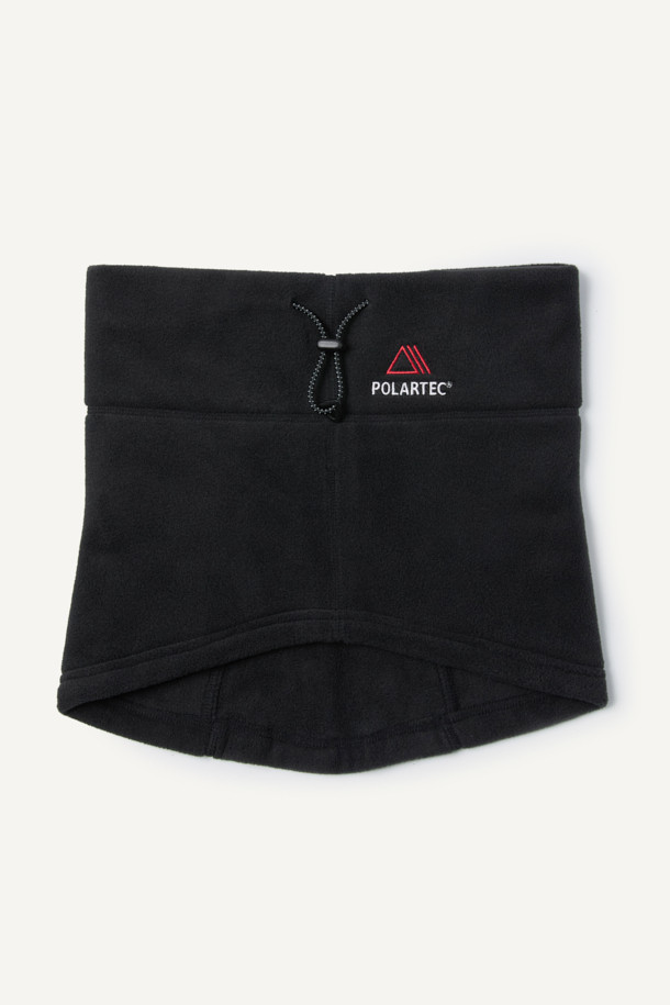 워크 폴라텍 브레서블 넥워머는 겨울철 보온성을 책임지는 필수템입니다. 폴라텍 200 시리즈 소재와 부드러운 플리스 소재를 사용하여 뛰어난 보온성과 부드러운 촉감을 선사합니다. 뒤쪽 사이즈 조절 기능과 E스트링, 스토퍼 여밈 방식으로 착용감을 높였으며, 안쪽에는 매쉬 소재를 덧대어 통기성을 더했습니다. 워킹, 일상, 등산, 캠핑 등 다양한 TPO와 캐주얼, 미니멀, 고프코어 스타일을 아우르는 활용도 높은 넥워머로, 무게는 약 100g입니다.
