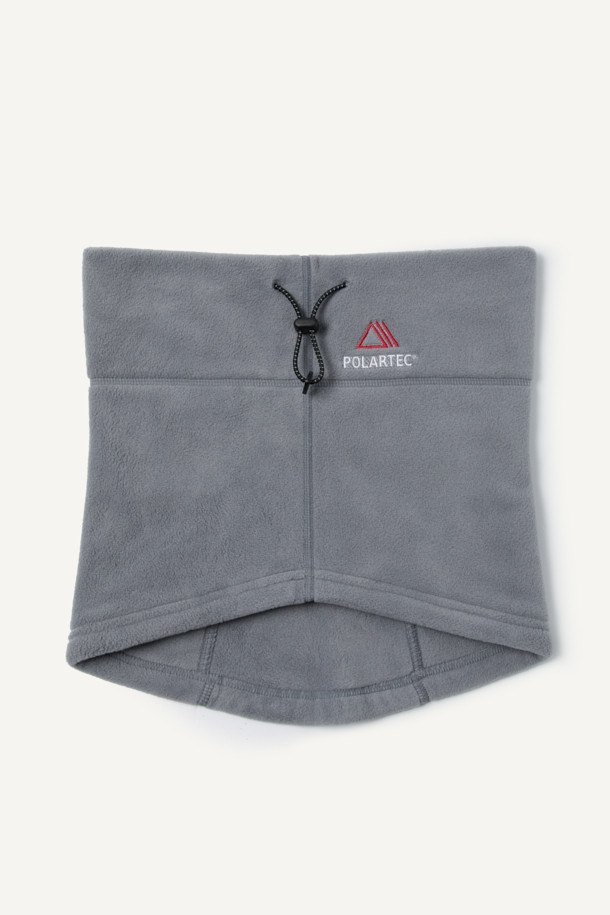 워크 폴라텍 브레서블 넥워머는 워킹, 일상, 등산, 캠핑룩 등 다양한 TPO에 활용 가능한 넥워머입니다. 부드러운 플리스 소재와 폴리에스테르 소재로 제작되어 겨울철 보온성을 높여줍니다. 그레이 컬러에 얼굴까지 덮을 수 있는 디자인으로, E스트링 사이즈 조절과 매쉬 안감을 통해 편안한 착용감을 제공합니다. Polartec 200 시리즈 소재를 사용하여 뛰어난 통기성을 자랑하며, 자수 로고와 스토퍼 디테일이 돋보이는 캐주얼, 고프코어, 미니멀 스타일의 넥워머입니다. 무게는 100g입니다.
