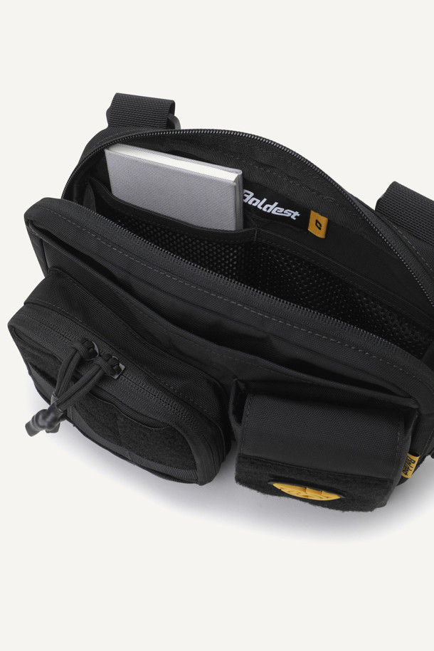 워크 체스트리그 V2는 1.5L 미디엄 사이즈의 블랙 색상 나일론 소재 체스트리그입니다. 메쉬 소재 등판과 회전형 스트랩 버클, 조절 가능한 어깨 패드로 편안한 착용감을 제공하며, 몰리 시스템과 다중 수납공간, 지퍼 및 벨크로형 잠금 방식으로 실용성을 더했습니다. 워크 및 일상 용도로 활용하기에 적합한 디자인과 기능을 갖춘 제품입니다.
