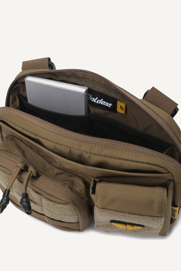 워크 체스트리그 V2는 1.5L 미디엄 사이즈의 브라운 컬러 체스트리그로, 1,260D 나일론 소재를 사용하여 내구성을 높였습니다. 몰리 시스템, 회전형 스트랩 버클, 메쉬 등판, 3개의 수납공간, 와펜 부착 가능 등 다양한 기능과 디자인을 갖춰 워크웨어 및 일상용으로 적합합니다. 어깨 패드 사이즈 조절이 가능하며, 지퍼형 및 벨크로형 잠금 방식으로 내용물을 안전하게 보관할 수 있습니다.
