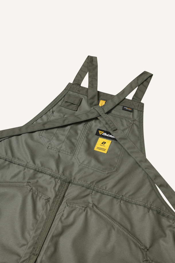 워크 툴 에이프런은 남녀 공용으로 제작되었으며, 카키와 올리브 두 가지 색상으로 만나볼 수 있습니다. 내구성이 뛰어나고 수납성이 뛰어난 워크웨어 에이프런으로, 나일론과 코듀라 소재를 사용하여 흡습, 속건, 내마모 기능까지 갖췄습니다. 가슴 포켓 4개, 하단 포켓 4개, 펜 포켓 등 넉넉한 수납공간을 제공하며, 벨크로, 몰리시스템, X자형 어깨끈으로 디자인에 포인트를 더했습니다.  길이 조절, 가랑이 트임, 패치 부착 가능 등 디테일한 기능성으로 워크샵룩, 캠핑룩, 가을 나들이룩, 워크웨어, 고프코어, 미니멀 스타일을 즐기는 분들께 적합합니다.
