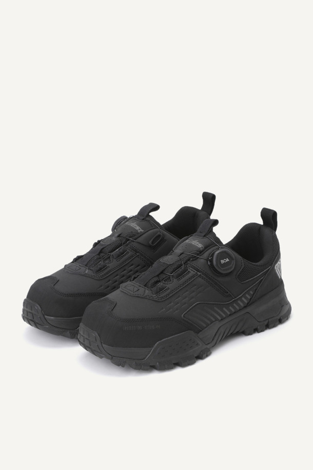 **VAULT ESSENTIAL (볼트 에센셜) 안전화**는 작업용 및 산업용으로 디자인된 남성용 안전화입니다. 블랙 컬러의 이 안전화는 사계절 모두 착용 가능하며, 스틸 토캡으로 앞코를 보호합니다. 신세틱, 메쉬, 러버 소재를 사용하여 제작되었으며, 4인치 굽 높이의 플랫 타입입니다. 14,000V 절연, 미끄럼 방지, BOA L6 시스템, 3겹 방탄지 내답판, 쿠셔닝 PU 인솔, 힐 웨빙 손잡이, 재귀반사 테이프, KCs 인증을 받았으며, 메쉬 안감에 로고 패턴과 BOA 다이얼 신발 여밈을 적용했습니다. 출근룩, 워크샵룩, 워크웨어, 미니멀, 캐주얼 스타일에 잘 어울리는 안전화입니다.
