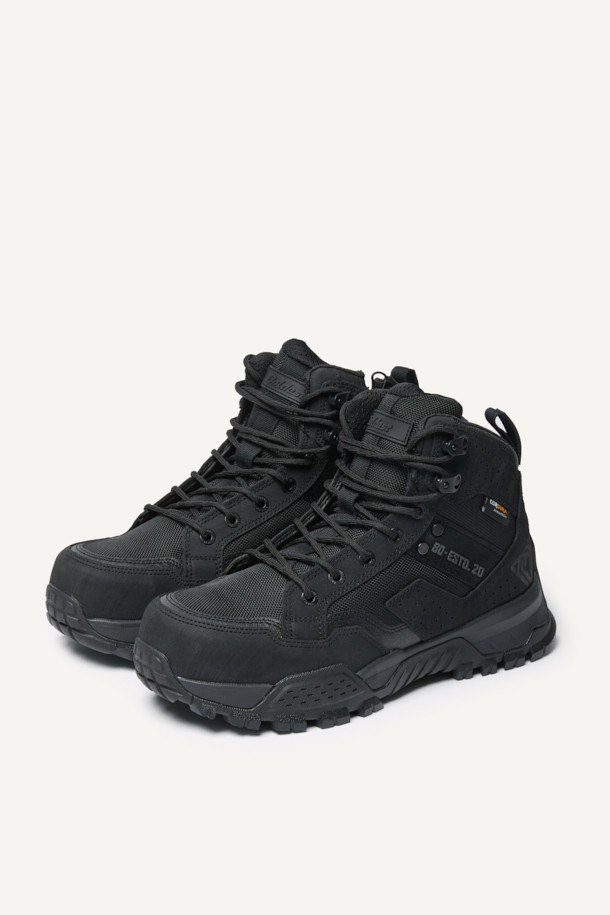 [ATTACKER 511] 어태커 511 (코듀라 안전화 5인치)는 작업과 일상 모두를 아우르는 남성용 안전화입니다. 블랙 컬러의 무지 디자인으로, 워크웨어, 캐주얼, 고프코어 스타일을 연출하기에 적합합니다. 5인치 탑라인과 글래스화이버 토캡, 3겹 방탄지 내답판을 적용하여 안전성을 높였습니다. 코듀라, 강화 러버, 신세틱 소재를 사용하여 내구성과 생활 방수 기능을 갖췄으며, YKK 지퍼, 밸크로, 레이스업 방식을 통해 편안한 착용감을 제공합니다. 3D 쿠셔닝 인솔과 이중 메쉬 안감, 통기성을 고려한 디자인으로 사계절 내내 쾌적하게 착용할 수 있습니다. 출근룩, 워크샵룩, 등산룩 등 다양한 TPO에 활용해보세요.
