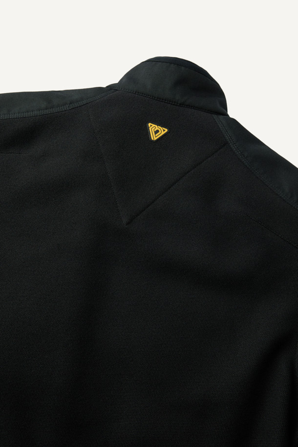 워크 시그니쳐 플리스 재킷 V3는 워크웨어와 일상 착용에 적합한 공용 플리스 재킷입니다. 부드러운 촉감의 플리스 소재와 두꺼운 두께감으로 가을, 겨울철 보온성을 제공하며, 스탠다드핏으로 편안한 착용감을 선사합니다. 블랙 컬러의 무지 디자인에 집업 및 스냅 여밈 방식을 적용하여 실용성을 높였습니다. 코듀라 500D 원단 덧댐, 허니콤 조직 본딩, YKK 스냅/지퍼, 총 6개의 포켓, 겨드랑이 액션분량, 목/소매 접밴드 등의 디테일로 내구성과 방수 기능을 더했습니다. 캐주얼, 스포티, 워크웨어 스타일을 아우르며 겨울 데일리룩, 산책룩, 워크샵룩에 활용하기 좋습니다.
