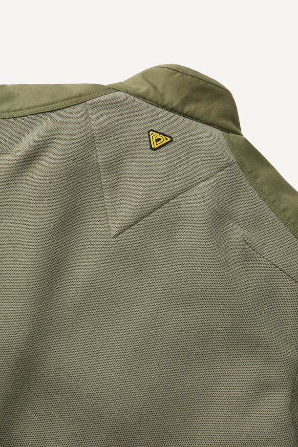 워크 시그니쳐 플리스 재킷 V3는 일상, 워크웨어, 아웃도어 활동에 적합한 플리스 재킷입니다. 카키와 올리브 두 가지 색상으로 출시되었으며, 가을과 겨울에 따뜻하게 착용할 수 있습니다. 부드러운 촉감의 허니콤 조직 본딩 플리스 소재를 사용하고, 내구성을 높이기 위해 코듀라 500D 원단을 덧대었습니다. 스탠다드핏으로 제작되었으며, YKK 스냅/지퍼와 총 6개의 포켓으로 실용성을 더했습니다. 가을 나들이룩, 캠핑룩, 겨울 데일리룩 등 다양한 스타일에 캐주얼, 스포티 무드로 연출하기 좋습니다.
