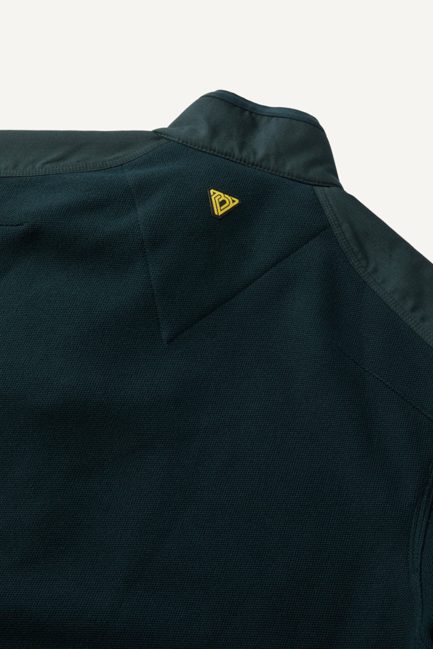 워크 시그니쳐 플리스 재킷 V3는 가을, 겨울 시즌에 따뜻하게 착용할 수 있는 플리스 재킷입니다. 일상, 워크웨어, 아웃도어 활동에 적합하며, 캐주얼, 스포티한 스타일을 연출할 수 있습니다. 부드러운 촉감의 플리스 소재와 내구성이 뛰어난 코듀라 500D 원단 덧댐으로 제작되었습니다. 허니콤 조직 본딩 플리스, YKK 스냅/지퍼, 총 6개의 포켓, 겨드랑이 액션 분량, 목/소매 접밴드 처리 등 다양한 기능성 디테일이 돋보입니다. 스탠다드핏의 블랙 컬러 무지 디자인으로, 겨울 데일리룩, 워크샵룩, 캠핑룩 등 다양한 TPO에 활용하기 좋습니다.
