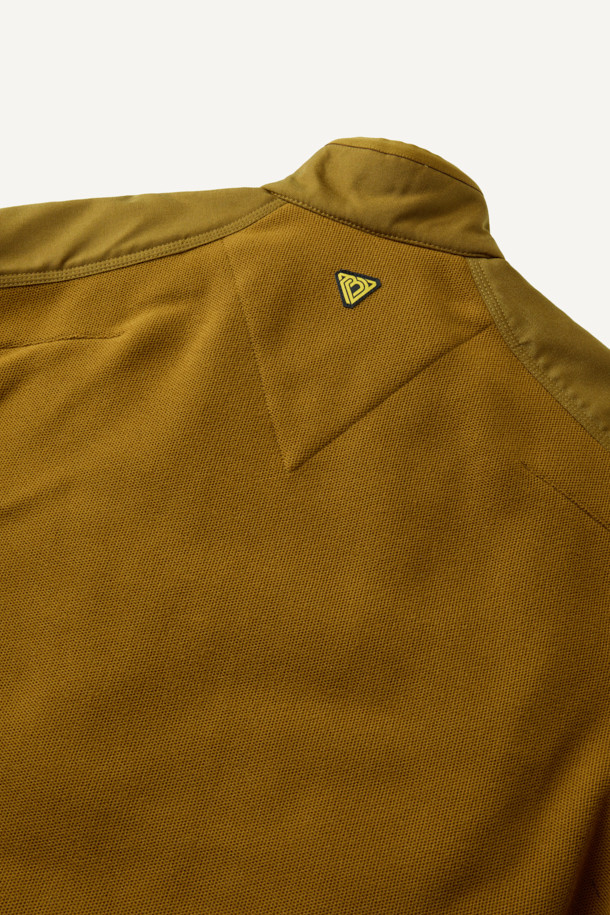 워크 시그니쳐 플리스 재킷 V3는 일상과 워크웨어 스타일을 아우르는 공용 플리스 재킷입니다. 부드러운 촉감의 허니콤 조직 본딩 플리스와 코듀라 500D 원단 덧댐으로 보온, 내구성, 방풍 기능을 갖춰 가을, 겨울철에 착용하기 좋습니다. 스탠다드핏에 지퍼와 스냅 여밈 방식을 적용했으며, 총 6개의 포켓과 겨드랑이 액션 분량, 목/소매 접밴드 처리로 활동성을 높였습니다. 브라운 컬러의 무지 디자인으로 캐주얼, 워크웨어, 스포티한 스타일을 연출할 수 있으며, 겨울 데일리룩, 산책룩, 캠핑룩에 적합합니다.
