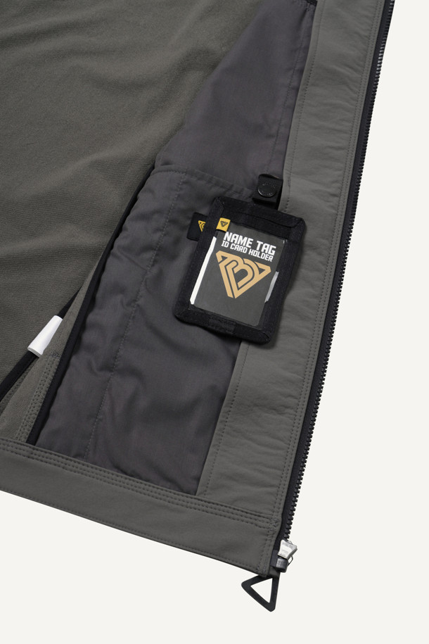 워크 스크래치 프리 우븐 재킷은 남성용 워크 자켓입니다. 그레이 컬러에 스포티하고 캐주얼한 스타일을 더했으며, 봄, 가을, 겨울 3계절 착용이 가능합니다. 나일론과 스판덱스 혼방 소재로 제작되어 활동성과 내구성을 높였으며, 스탠다드 핏으로 편안하게 착용할 수 있습니다. 겨드랑이 액션 분량, 10개 포켓 시스템, 스크래치 방지 설계, YKK 스냅/지퍼 사용으로 기능성을 더해 작업용 및 일상복으로 활용하기 좋습니다. 출근룩, 워크샵룩, 가을 나들이룩 등 다양한 TPO에 캐주얼하고 미니멀한 워크웨어 스타일을 연출해보세요.
