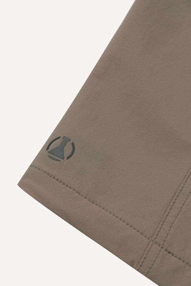 안티케미컬 재킷은 작업용, 일상에서 활용 가능한 워크웨어 스타일의 남성 자켓입니다. 카키 색상에 무지 디자인으로, 스탠다드핏의 레귤러 기장으로 제작되었습니다. 지퍼, 스냅, 벨크로 여밈 방식을 갖췄으며, 뛰어난 발수, 방수, 내화학 기능과 재귀반사 기능을 제공합니다. 11개의 포켓 시스템, 펜꽂이 포켓, 액션 분량, 화학물질 보호 기능, YKK 스냅/지퍼 디테일이 특징이며, 출근룩, 워크샵룩, 가을 나들이룩에 적합합니다. 부드러운 촉감의 나일론 소재로 제작되어 미니멀하고 캐주얼한 스타일을 연출합니다.
