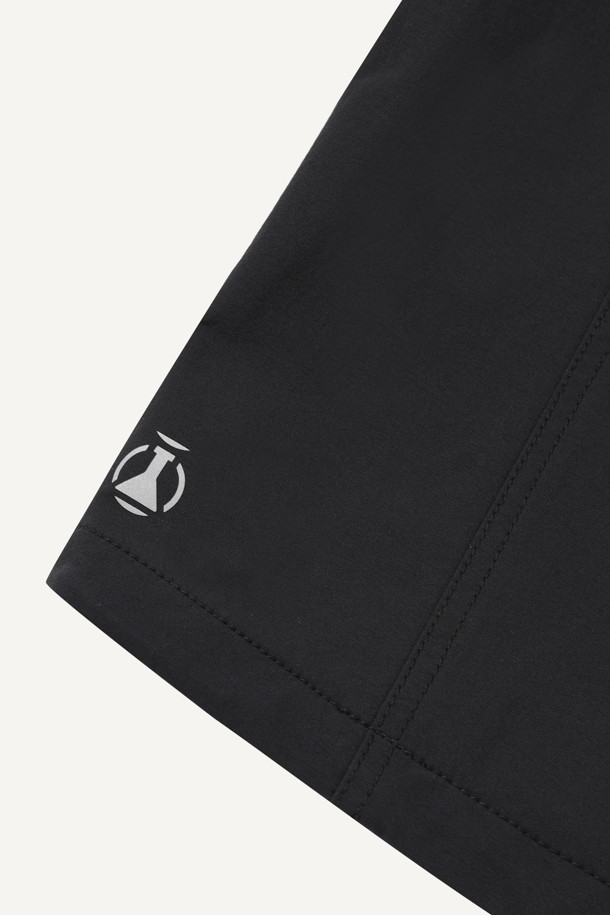 안티케미컬 재킷은 작업, 일상에서 활용 가능한 남녀 공용 자켓입니다. 스포티와 밀리터리 무드를 동시에 느낄 수 있으며, 블랙 컬러의 무지 디자인으로 제작되었습니다. 나일론 소재를 사용하여 부드러운 촉감을 제공하며, 스탠다드핏과 긴 소매 기장으로 편안한 착용감을 선사합니다. 방수, 발수, 화학물질 보호 기능을 갖춰 작업 환경에서 안전하게 사용할 수 있으며, 총 11개의 다수 포켓, 펜꽂이 포켓, 재귀반사 프린트, 액션분량, YKK 스냅/지퍼 디테일로 실용성을 높였습니다. 출근룩, 워크웨어, 스포티, 미니멀 스타일을 즐겨 입는 분들께 추천합니다.
