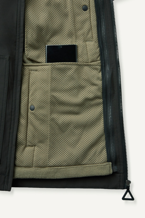 워크 3IN1 트랜스폼 재킷은 일상과 아웃도어 활동에 모두 적합한 공용 아우터입니다. 블랙 컬러의 레귤러핏 재킷으로 스포티하고 캐주얼한 스타일을 연출할 수 있으며, 봄, 가을, 겨울 세 계절 모두 착용 가능합니다. 탈부착 가능한 내피, 방수, 방풍 기능을 갖춰 변덕스러운 날씨에도 끄떡없으며, 보온성까지 뛰어나 실용적입니다. 2L 원단을 사용하여 내구성을 높였으며, 총 10개의 포켓 시스템으로 수납력 또한 훌륭합니다. 등산룩, 캠핑룩, 겨울 데일리룩으로 활용하기 좋으며, 부드러운 촉감과 두꺼운 두께로 편안한 착용감을 선사합니다.
