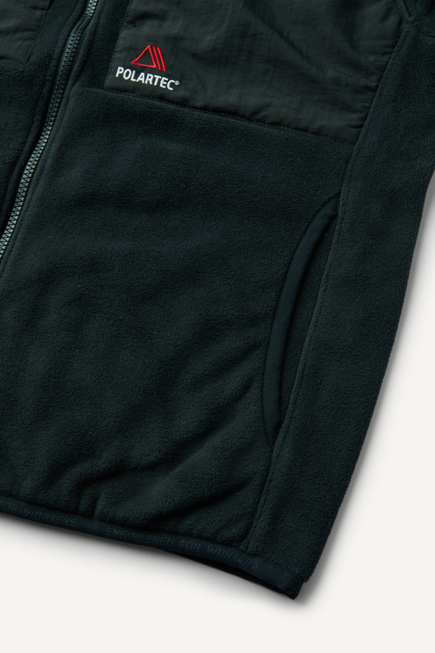 워크 미드레이어 폴라텍 플리스 재킷 V3는 일상, 작업 그리고 아웃도어 활동에 적합한 남녀 공용 플리스 재킷입니다. 뛰어난 보온성과 통기성을 제공하며, 흡습 및 속건 기능으로 쾌적한 착용감을 유지합니다. 부드러운 촉감의 폴라텍 플리스 소재와 9개의 포켓, 벨크로, D링 디테일은 스포티하면서도 캐주얼한 스타일을 완성합니다. 스탠다드 핏에 긴 소매, 집업 및 스냅 여밈 방식으로 편안한 착용감을 선사하며, 봄, 가을, 겨울 세 계절 모두 활용 가능합니다. 등산, 캠핑, 출근 등 다양한 TPO에 맞춰 미니멀하고 세련된 스타일을 연출해보세요.
