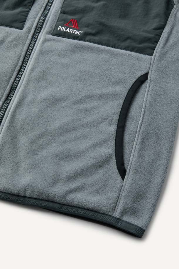 워크 미드레이어 폴라텍 플리스 재킷 V3는 일상, 작업 및 아웃도어 활동에 적합한 남녀 공용 플리스 재킷입니다. 부드러운 촉감의 폴라텍 소재와 나일론 소재를 혼방하여 보온성, 통기성, 속건 기능, 그리고 내구성을 갖췄습니다. 스탠다드핏의 레귤러 기장으로, 그레이 및 다크 그레이 색상으로 제공되며, 지퍼 및 스냅 여밈 방식에 총 9개의 포켓을 구성하여 실용성을 더했습니다. 마찰 부위 덧댐 처리, YKK 스냅/지퍼, 벨크로, D링 다용도 고리 등 다양한 디테일이 돋보이며, 등산룩, 캠핑룩, 출근룩 등 다양한 TPO에 캐주얼, 스포티, 워크웨어 스타일로 활용하기 좋습니다.
