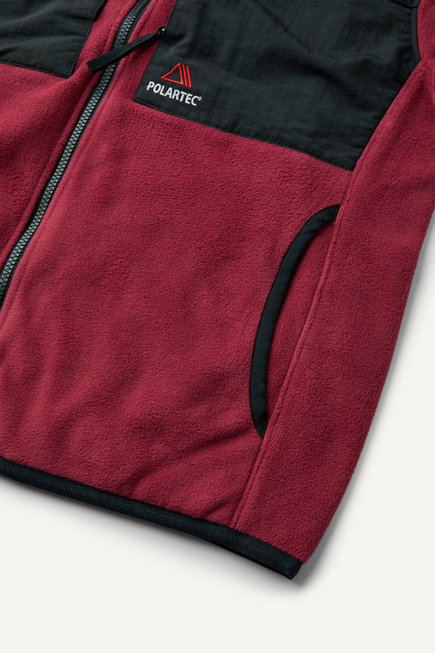 워크 미드레이어 폴라텍 플리스 재킷 V3는 일상, 작업, 아웃도어 활동에 적합한 남녀 공용 플리스 재킷입니다. 레드와 블랙 두 가지 색상으로 제공되며, 스탠다드핏으로 캐주얼하고 스포티한 스타일을 연출합니다. 폴라텍과 나일론 소재를 사용하여 두꺼우면서도 부드러운 촉감을 제공하며, 보온, 통기, 속건, 흡습 기능으로 쾌적함을 유지합니다. 총 9개의 포켓, 마찰 부위 덧댐, YKK 스냅/지퍼, 볼디스트 네임택 호환, D링 다용도 고리, 벨크로 소매 등 다양한 디테일로 실용성을 더했습니다. 캠핑룩, 등산룩, 고프코어 스타일을 완성해보세요.
