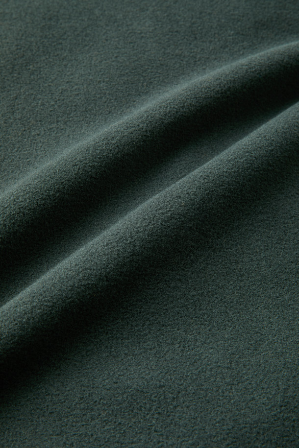 폴라텍 플리스 아노락 재킷은 가볍고 부드러운 착용감으로 일상과 아웃도어 활동 모두에 적합합니다. 간절기와 겨울철에 활용하기 좋은 얇은 두께의 컴포트핏 재킷이며, 그린 컬러의 무지 디자인으로 다양한 스타일 연출이 용이합니다. 하이넥 디자인과 가슴 상단 포켓, 왼쪽 소매 펜 포켓, 팔꿈치 덧댐 등의 디테일이 돋보입니다. 보온, 통기, 흡습, 속건 기능으로 쾌적함을 유지하며, 등산룩, 겨울 데일리룩, 캠핑룩 등 다양한 TPO에 활용하기 좋습니다. 스포티, 캐주얼, 고프코어 스타일을 즐기는 분들께 추천합니다.
