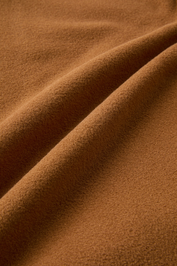 폴라텍 플리스 아노락 재킷은 아웃도어 활동과 일상에서 모두 활용 가능한 남녀 공용 아노락입니다. 가을, 겨울 시즌에 적합하며, 브라운 컬러의 무지 디자인으로 스포티하면서도 캐주얼한 스타일을 연출할 수 있습니다. 두꺼운 두께감의 폴라텍, 나일론 소재를 사용하여 부드러운 촉감과 뛰어난 보온성, 통기성, 속건성을 제공합니다. 컴포트 핏에 하이넥 디자인, 스냅 여밈 방식으로 편안하게 착용할 수 있으며 팔꿈치 덧댐, 가슴 포켓, 펜 포켓 등의 디테일로 실용성을 더했습니다. 등산룩, 가을 나들이룩, 겨울 데일리룩 등 다양한 TPO에 맞춰 스포티, 캐주얼, 고프코어 스타일을 연출해 보세요.
