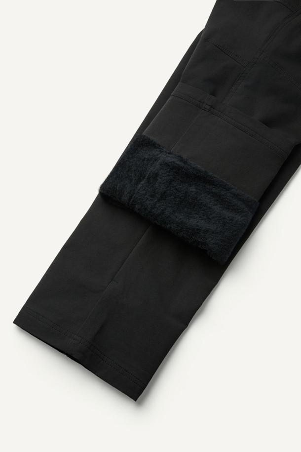 **에센셜 윈터 기모 팬츠 V2 (옥타)**는 일상과 워킹, 출근룩에 모두 활용 가능한 남녀 공용 기모 팬츠입니다. 블랙 색상으로 출시되었으며, 스포티, 캐주얼, 미니멀 스타일을 연출하기 좋습니다. 나일론과 스판덱스 혼방 소재로 제작되어 편안한 컴포트핏을 제공하며, 두꺼운 두께감으로 겨울철 보온성을 높였습니다. 옥타(OCTA) 안감과 기모 안감, 흡습속건, 통기, 경량 기능으로 쾌적한 착용감을 선사합니다. YKK 지퍼, D링 고리, 사이드 포켓, 카고 포켓, 펜슬 홀더, 행거 루프 등 실용적인 디테일을 더했습니다.
