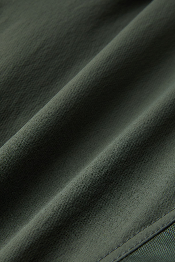 워크 에센셜 팬츠 V4는 남성용 워크 팬츠로, 밀리터리 및 스포티 스타일을 결합한 디자인입니다. 카키와 올리브 두 가지 색상으로 제공되며, 사계절 착용이 가능합니다. 나일론, 스판덱스, 코듀라 혼방 소재로 제작되어 부드러운 촉감과 뛰어난 내구성을 자랑하며, 스트레치 기능으로 편안한 착용감을 선사합니다. 9개의 포켓, YKK 지퍼, D링 고리, 파우치 호환, 네임택 고리 등 실용적인 디테일이 돋보이며, 스탠다드핏과 뒷밴딩 처리로 활동성을 높였습니다. 여행, 캠핑, 출근 등 다양한 TPO에 미니멀하고 캐주얼한 스타일로 활용하기 좋습니다.
