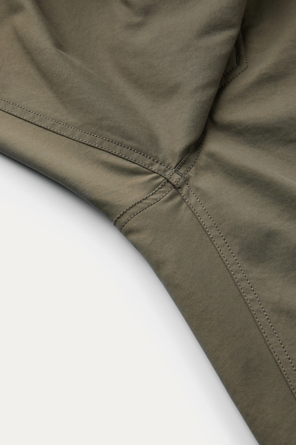 워크 에센셜 조거 팬츠 V3는 워크웨어와 일상, 스포티, 캐주얼 스타일을 모두 아우르는 공용 조거 팬츠입니다. 카키와 올리브 두 가지 색상으로 출시되었으며, 사계절 모두 착용 가능합니다. 부드러운 폴리에스테르 소재에 스탠다드핏 조거핏으로 편안한 착용감을 선사합니다. 밴딩 처리된 허리와 7개의 포켓 시스템, YKK 지퍼, D링 벨트고리, 무릎 턱 디테일, 파우치 호환 기능까지 갖춰 실용성을 더했습니다. 출근룩과 여행룩 모두 활용 가능하며, 스트레치, 흡습, 속건 기능으로 활동성을 높였습니다.
