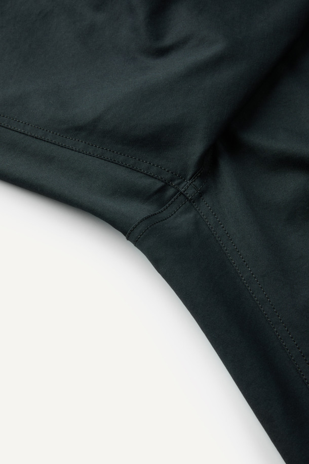 워크 에센셜 조거 팬츠 V3는 워크웨어와 일상 모두에 어울리는 남녀 공용 조거 팬츠입니다. 블랙 컬러의 무지 디자인으로, 스포티하면서도 캐주얼한 스타일을 연출합니다. 폴리에스테르 소재로 제작되어 부드러운 촉감을 제공하며, 사계절 내내 착용 가능합니다. YKK 지퍼, 7개의 포켓, 무릎 턱 디테일, D링 벨트고리가 특징이며, 파우치 호환이 가능하여 실용성을 더했습니다. 흡습, 속건, 신축성 기능으로 편안한 착용감을 선사합니다.
