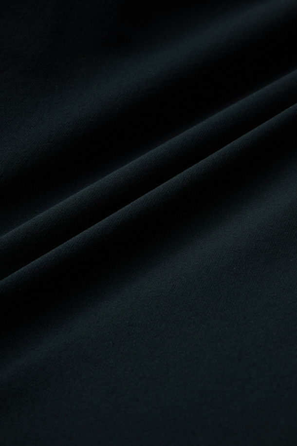 워크 시그니쳐 팬츠 V2 (화섬)는 남성용 워크웨어 스타일의 컴포트핏 긴 바지입니다. 나일론과 스판덱스 혼방 소재로 제작되어 사계절 내내 착용 가능하며, 두꺼운 두께감으로 내구성을 높였습니다. 무릎 패드 탈부착이 가능하며, 6개의 포켓 시스템과 볼디스트 파우치 호환 기능으로 실용성을 더했습니다. 또한 3줄 스티치 마감과 YKK 스냅/지퍼 사용으로 튼튼하게 제작되었으며, 미니멀한 블랙 컬러에 무지 패턴으로 다양한 출근룩과 워크샵룩에 활용하기 좋습니다.
