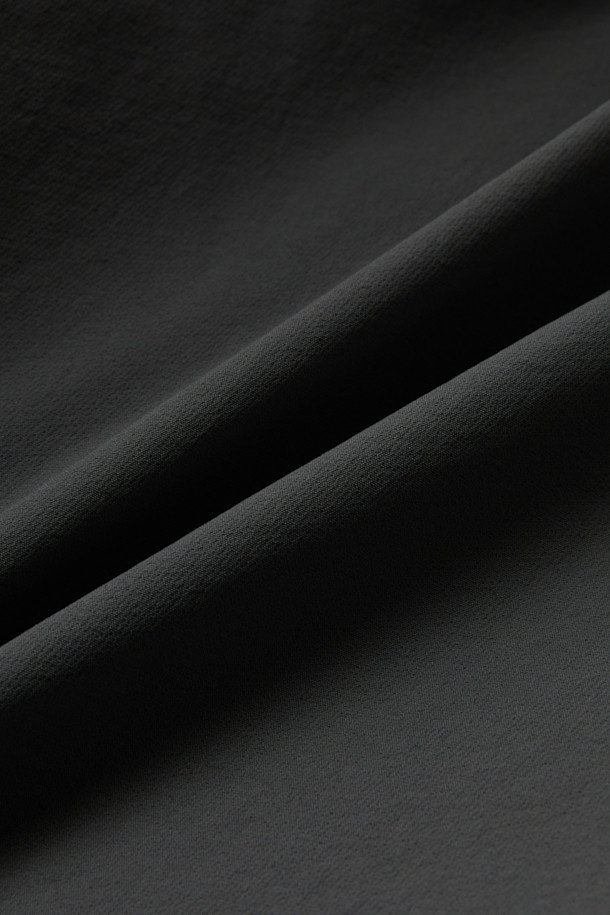 워크 시그니쳐' (Work Signature) 팬츠 V2 (화섬)는 남성용 컴포트핏 워크웨어 팬츠입니다. 나일론과 스판덱스 혼방 소재로 제작되어 사계절 내내 착용 가능하며, 작업용과 일상 모두 활용할 수 있습니다. 그레이 컬러의 무지 디자인이며, 편안한 착용감과 내구성을 제공합니다. 무릎 패드 탈부착 기능, 6개 포켓, 볼디스트 파우치 호환, 3줄 스티치 마감, YKK 스냅 및 지퍼를 사용하여 실용성을 더했습니다. 출근룩과 워크샵룩, 미니멀 및 캐주얼 스타일을 선호하는 분들께 추천합니다.
