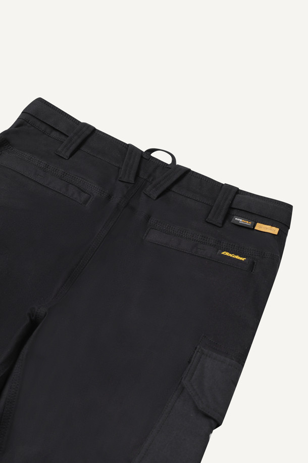 아라미드 쉴드 조거 팬츠 V3는 워크웨어와 일상, 스포티, 밀리터리 스타일을 아우르는 남성용 조거 팬츠입니다. 블랙 색상으로 사계절 착용 가능하며, 코듀라와 아라미드 소재를 사용하여 내구성과 내마모성을 높였습니다. 발수 기능과 신축성을 갖춰 활동성을 보장하며, 스탠다드핏 조거핏으로 편안한 착용감을 제공합니다. 10개의 포켓, YKK 지퍼, 더블 스티치, 무릎 보호 시스템, 툴 파우치 호환 등 다양한 디테일이 특징입니다. 출근룩, 워크샵룩, 캠핑룩 등 다양한 TPO에 활용할 수 있습니다.
