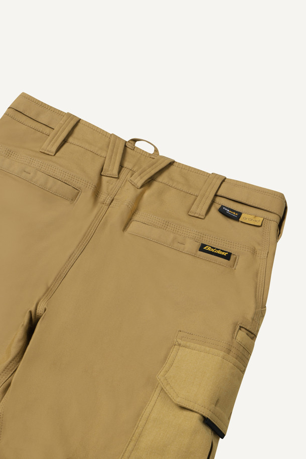 아라미드 쉴드 조거 팬츠 V3는 일상과 워킹 활동에 적합한 조거핏 바지입니다. 베이지 색상으로, 사계절 내내 착용 가능하며 스포티와 밀리터리 스타일을 동시에 연출합니다. 코듀라와 아라미드 소재를 사용하여 내구성과 신축성이 뛰어나고, 발수 기능까지 갖췄습니다. 10개의 포켓, YKK 지퍼, 더블 스티치, 무릎 보호 시스템, 파우치 호환 등 다양한 기능과 특징을 제공합니다. 스탠다드핏으로 편안하게 착용할 수 있으며, 워크웨어, 미니멀 스타일을 선호하는 분들께 추천합니다.
