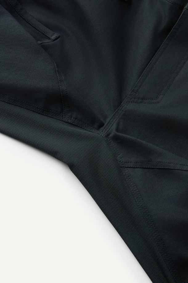 크래프트맨 팬츠 V4는 남성용 워크웨어 팬츠로, 사계절 착용이 가능합니다. 블랙 컬러의 무지 디자인에 스포티와 밀리터리 스타일을 더했으며, 컴포트 핏으로 편안한 착용감을 제공합니다. 면혼방, 코듀라, 나일론 등 튼튼한 소재를 사용하여 내구성을 높였으며 발수 및 스트레치 기능도 갖췄습니다. YKK 스냅/지퍼, 12개 포켓 시스템, 인체공학적 패턴, 밑단 너비 조절 기능, 코듀라 500D 원단 덧댐 등 실용적인 디테일이 돋보입니다. 출근룩, 워크샵룩, 가을 나들이룩 등 다양한 TPO에 워크웨어, 미니멀, 캐주얼 스타일로 활용하기 좋습니다.
