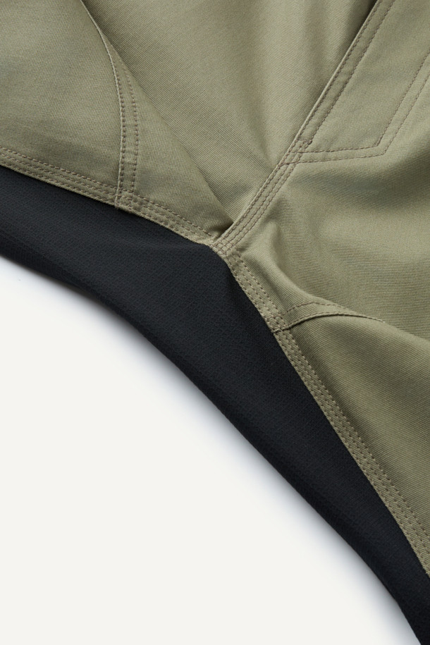 크래프트맨 팬츠 V4는 워크웨어와 일상, 출근룩과 워크샵룩에 모두 어울리는 남성용 워크팬츠입니다. 카키와 블랙 두 가지 색상으로 제공되며, 스포티하면서도 밀리터리 무드를 연출합니다. 면혼방, 나일론, 코듀라 소재를 사용하여 사계절 착용 가능하며, 두꺼운 두께감과 뻣뻣한 촉감이 특징입니다. 컴포트핏으로 편안함을 제공하며, 발수, 신축성, 내구성을 갖춰 활동성을 높였습니다. YKK 스냅/지퍼, 12개 포켓 시스템, 인체공학적 패턴, 코듀라 500D 원단 덧댐, 밑단 너비 조절 기능까지 갖춘 완성도 높은 팬츠입니다.
