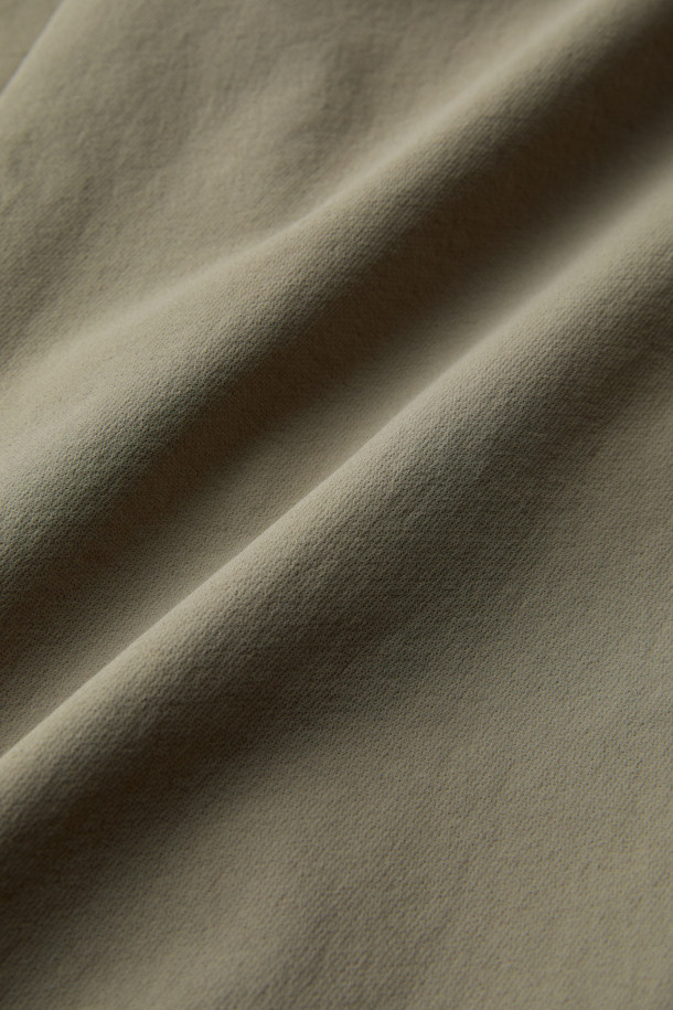 밀리터리, 워크웨어 스타일의 안티케미컬 팬츠입니다. 카키와 올리브 두 가지 색상으로 제공되며, 사계절 착용이 가능합니다. 나일론 소재로 제작되어 방수, 발수, 내화학 기능과 스트레치성을 갖춰 편안한 착용감을 선사합니다. 9개의 포켓, 카고 포켓, D링, 3M 재귀반사, 벨크로, 스냅 버튼 등 다양한 디테일이 돋보이며 YKK 지퍼를 사용하여 내구성을 높였습니다. 넉넉한 컴포트핏과 뒷밴딩 처리로 활동성을 더하여 출근룩, 캐주얼룩으로 활용하기 좋습니다.
