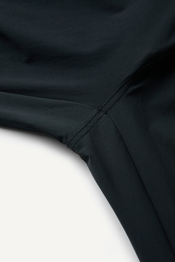 안티케미컬 팬츠는 작업과 일상 모두를 아우르는 활용도 높은 워크 팬츠입니다. 밀리터리 및 스포티 스타일을 결합하여 트렌디한 디자인을 선보이며, 사계절 착용 가능한 실용성을 갖췄습니다. 블랙 컬러의 긴 기장으로, 허리 스트레치 밴딩이 적용되어 편안한 컴포트핏을 제공합니다. 방수, 내화학 기능과 스트레치 소재로 활동성을 높였으며, 수납성을 고려한 9개의 포켓, YKK 지퍼, D링, 3M 재귀반사, 벨크로, 스냅, 플랩 등의 디테일이 돋보입니다. 출근룩, 워크웨어, 미니멀, 스포티 스타일을 선호하는 분들에게 적합합니다.
