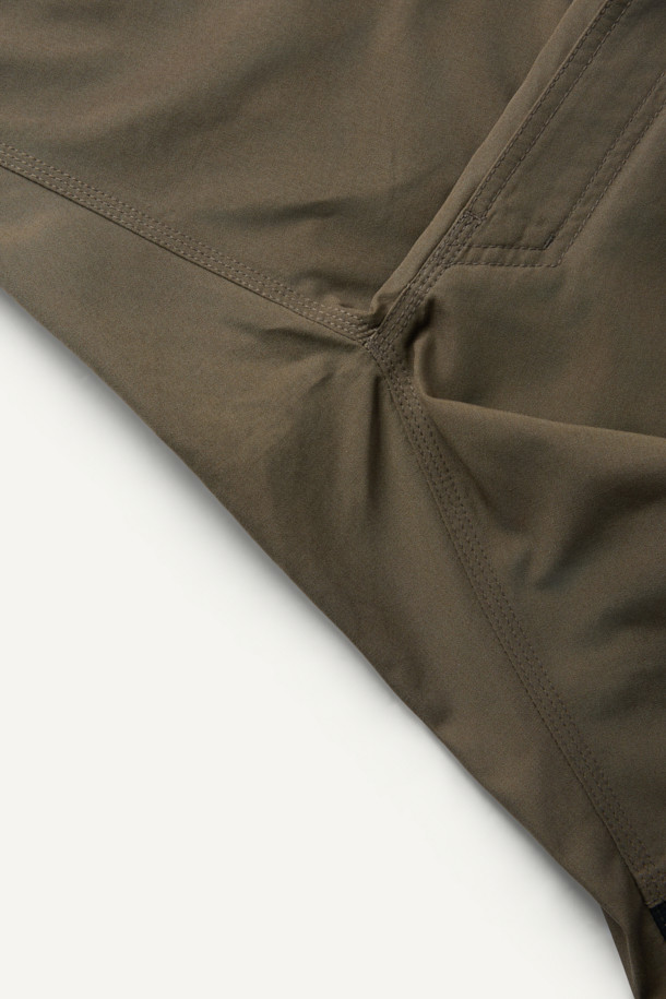 라이트워크 일렉트릭션 팬츠는 남성용 워크웨어 스타일의 긴바지로, 봄, 여름, 가을 계절에 적합합니다. 카키와 블랙 두 가지 색상으로 출시되었으며, 컴포트핏으로 편안한 착용감을 제공합니다. 내구성이 뛰어나고 스트레치 기능이 있으며, 총 8개의 수납 포켓을 갖춰 실용성을 높였습니다. 무릎 패드 탈부착이 가능하며, YKK 지퍼와 벨트고리 D링을 적용하여 편의성을 더했습니다. 작업용, 일상, 출근룩, 워크샵룩, 캠핑룩 등 다양한 TPO에 맞춰 캐주얼, 미니멀 스타일로 연출할 수 있습니다.
