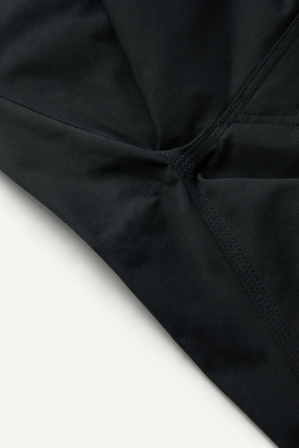 라이트워크 일렉트릭션 팬츠는 남성용 워크웨어 스타일의 워크팬츠입니다. 블랙 컬러의 면혼방 및 나일론 소재로 제작되어 봄, 여름, 가을에 착용하기 좋습니다. 컴포트핏으로 편안한 착용감을 제공하며, 무지 패턴에 중간 두께감으로 제작되었습니다. 작업 용도는 물론 일상에서도 활용 가능하며, 무릎 패드 탈부착, 총 8개의 포켓, YKK 지퍼, D링, 툴 파우치 호환 등의 기능으로 실용성을 높였습니다. 출근룩, 워크샵룩, 캠핑룩 등 다양한 TPO에 미니멀하고 캐주얼하게 스타일링할 수 있습니다.
